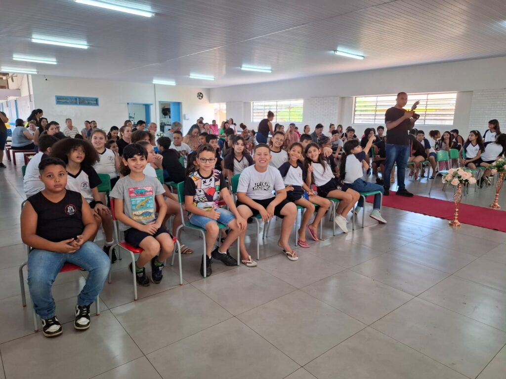 Alunos do Antônio Augusto Neto durante formatura - Colab./Pol. Ambiental