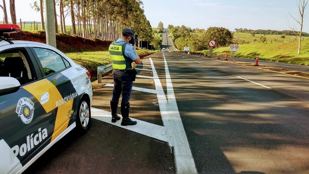 Policial rodoviário observa tráfego com radar manual - Colab./Ass. de Imprensa