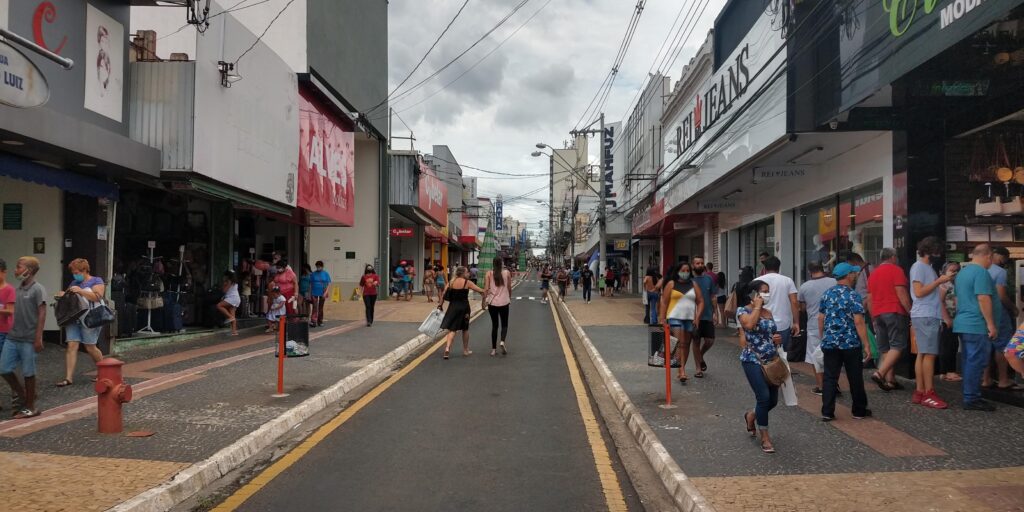 Consumidores caminham pela rua São Luiz, em Marília - Carlos Teixeira/Agora Interior