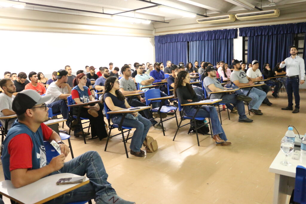 Estudantes da veterinária da Unimar durante palestra - Colab./Ass. de Imprensa