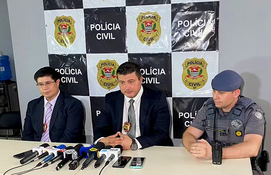 Delegados e oficial da Polícia Militar, durante coletiva de imprensa - Reprodução/Internet