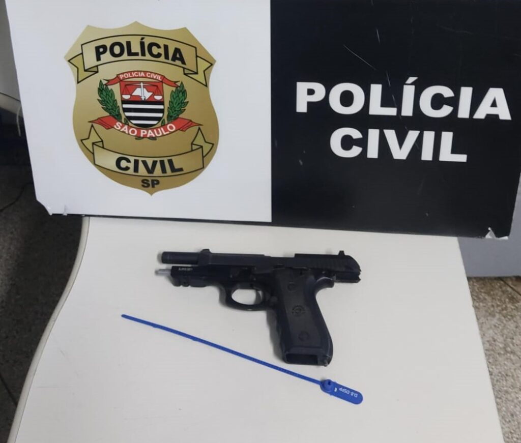 Arma do agente penitenciário foi apreendida - Colab./Polícia Civil