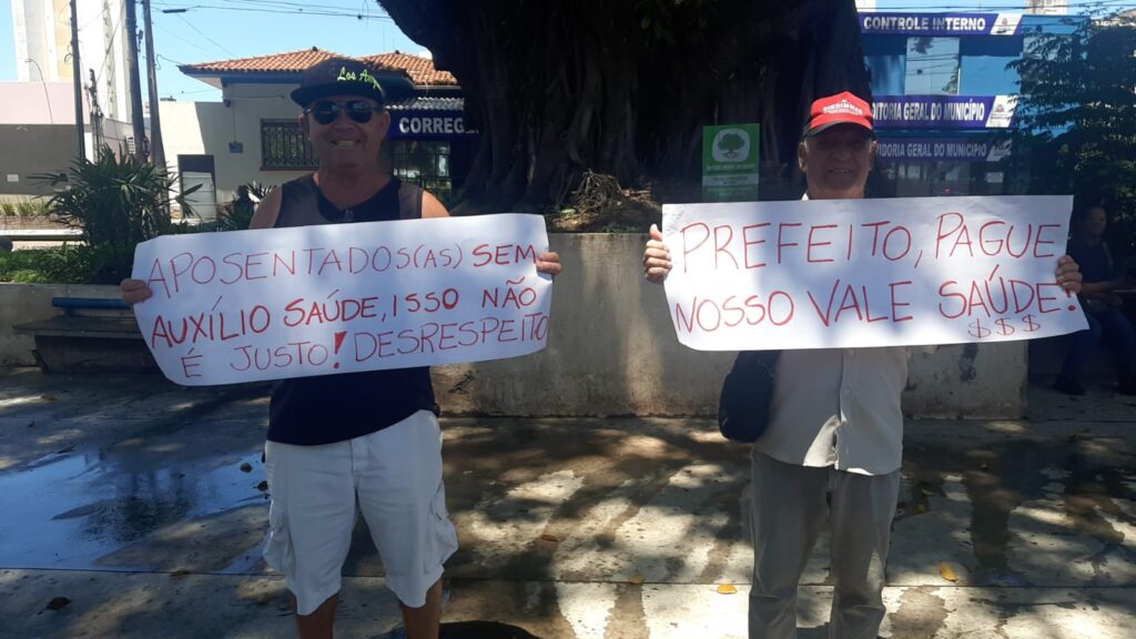 Aposentados exibem faixas na Praça Saturnino de Brito - Colab./ Ass. de Imprensa