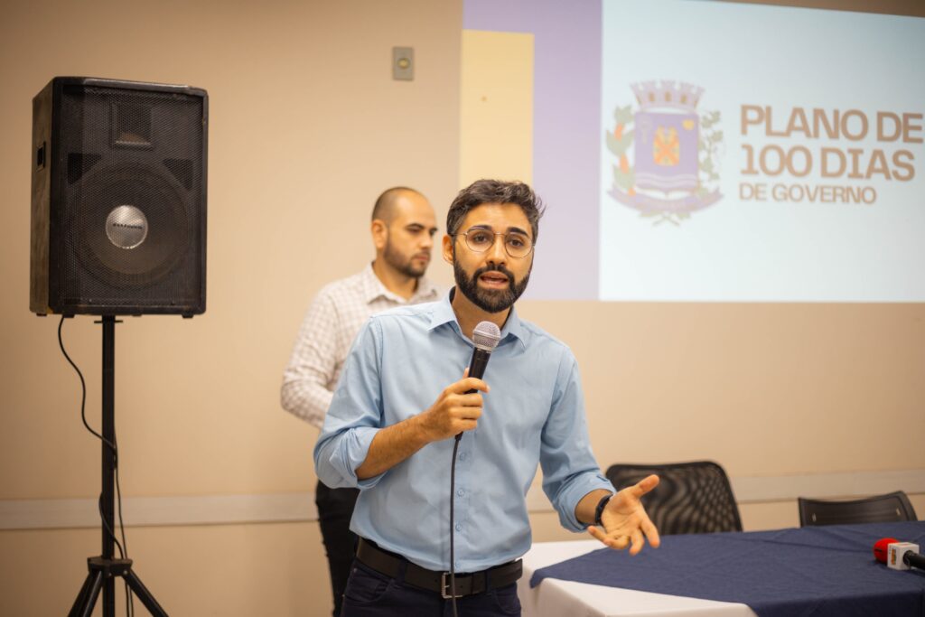 Vice-prefeito Carlos Rogério, durante apresentação do relatório - Colab./Ass. de Imprensa