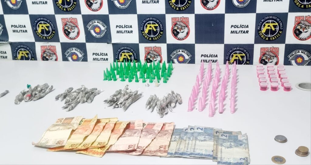 Policiais retiraram grande quantidade de drogas de circulação - Colab./Polícia Militar