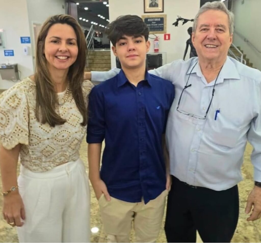 Gabriel ao lado da mãe, Fabiana e do pai, Abelardo Camarinha - Reprod./Instagram