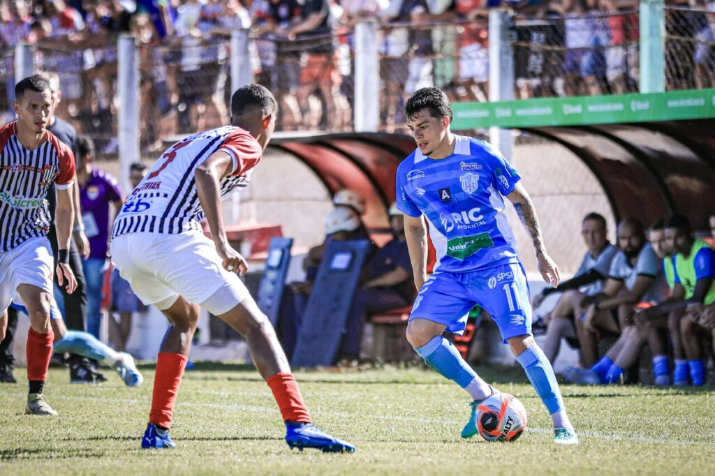 Jogadores do Bandeirante e do MAC disputam a bola - Foto/Matheus Dahsan