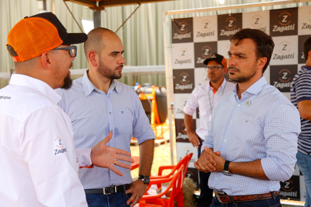 Diogo Ceschim e o secretário Fernando Boschi conversam com expositor - Colab./Ass. de Imprensa