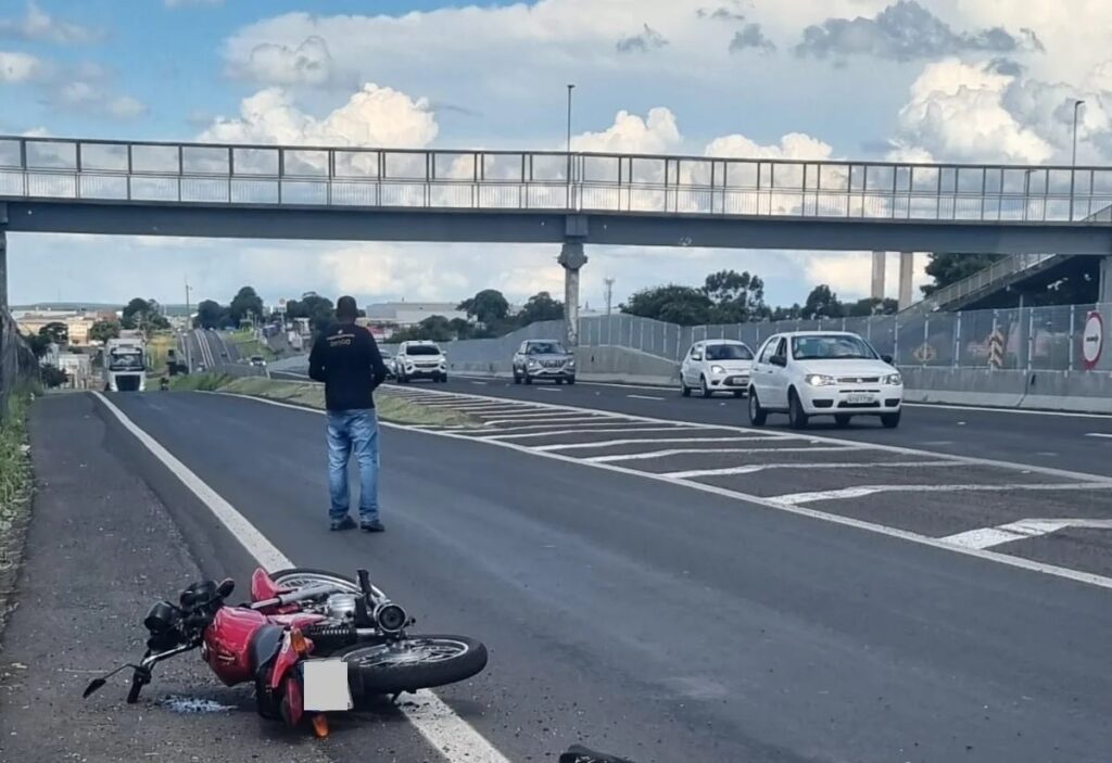 Moto que era pilotada pela vítima caída no acostamento - Reprod./WhatsApp