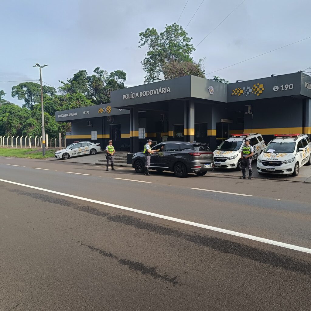 Veículo é abordado em base da Polícia Rodoviária - Colab./Pol. Rodoviária