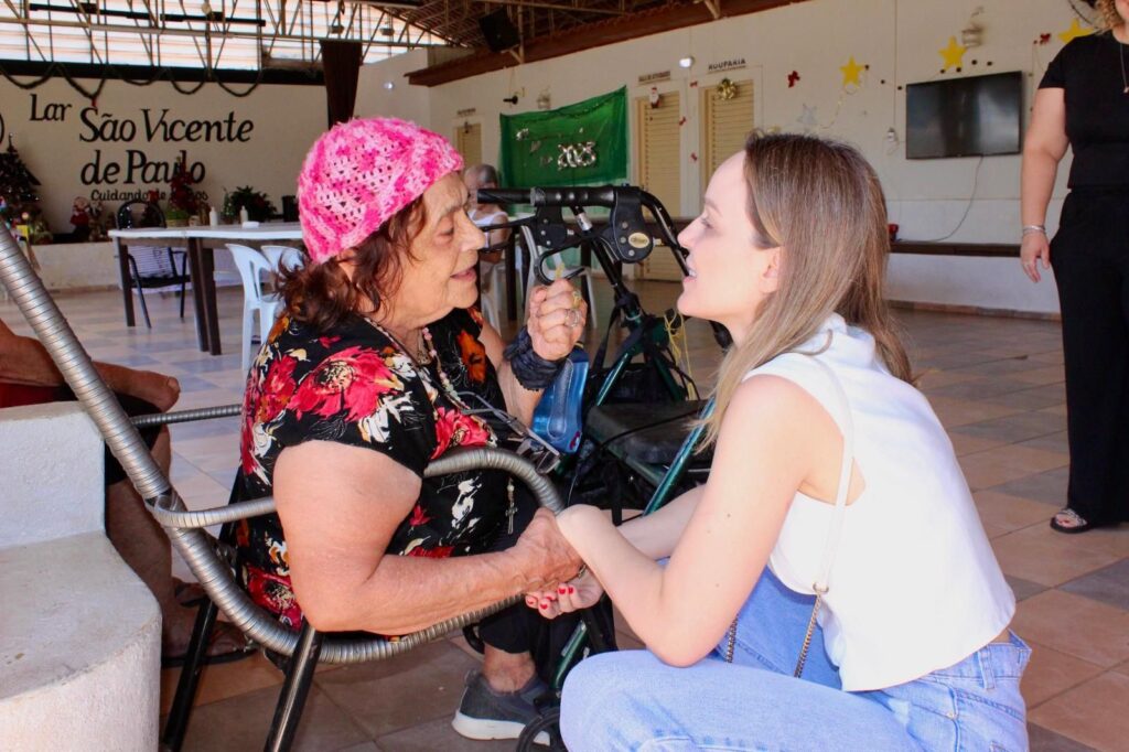 Beatriz Almeida conversa com idoso durante visita - Colab./Ass. de Imprensa