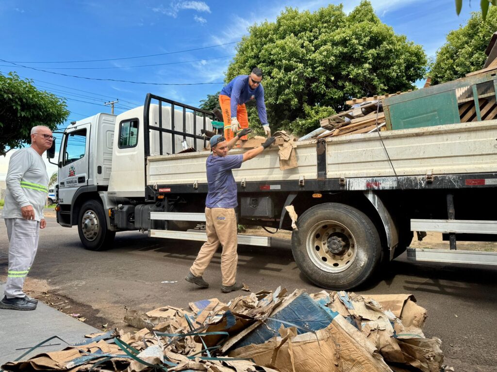 Operários colocam material coletado em caminhão - Colab./Ass. de Imprensa