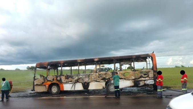 Motorista conseguiu sair do veículo, que estava vazio - Colab./Artesp