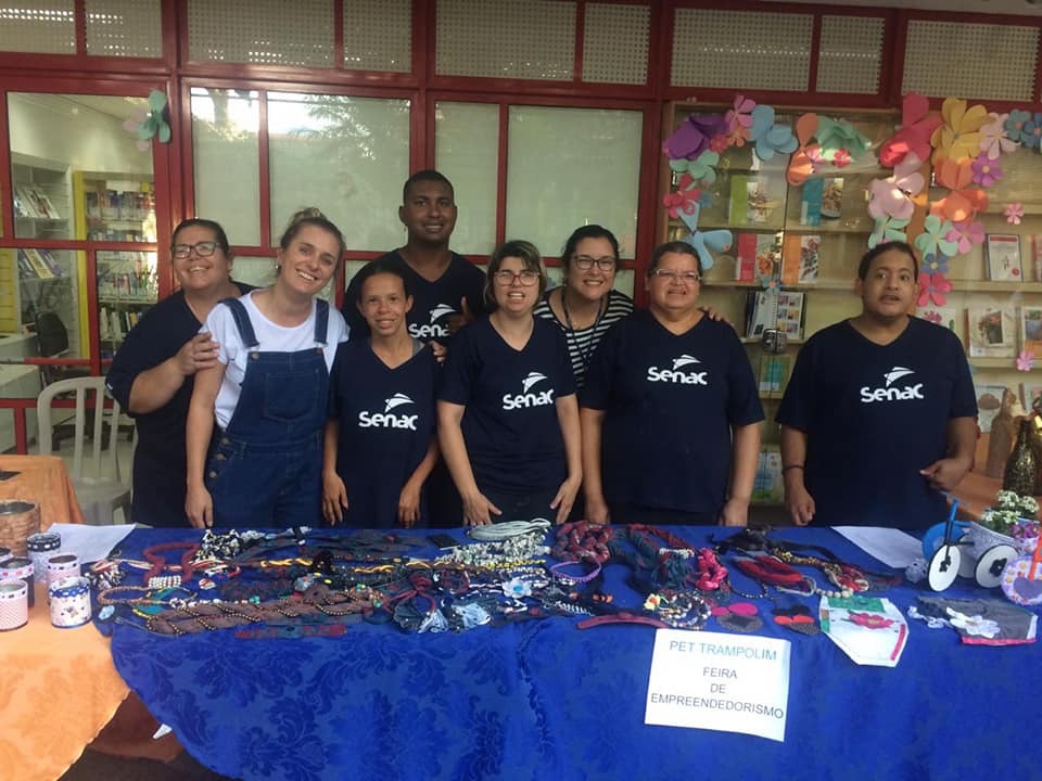 Jovens durante atividade em sala de aula - Colab./Ass. de Imprensa