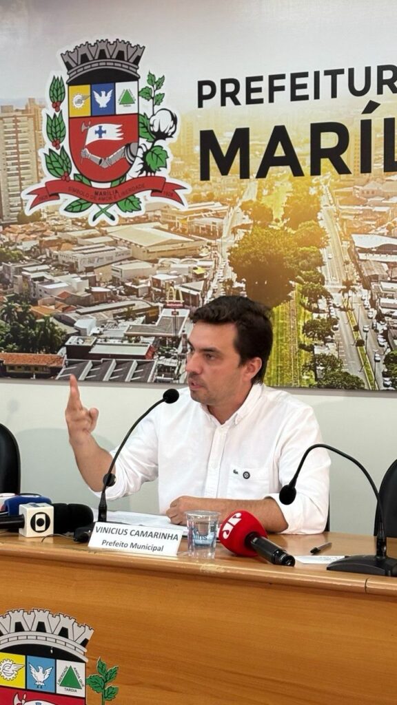 Prefeito Vinicius Camarinha durante coletiva de imprensa./ Créditos: Divulgação