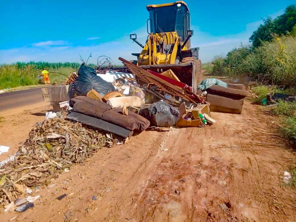 Retirada de lixo descartado/ Foto: Colaboração Assessoria de Imprensa