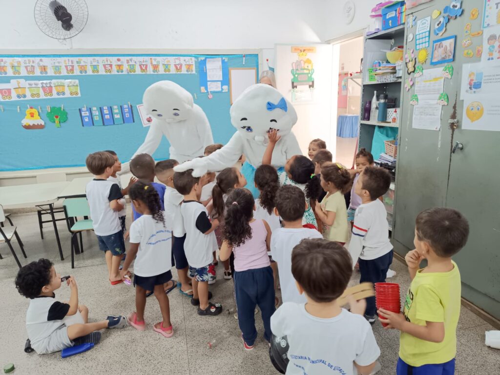 Personagens Zé e Maria Gotinha brincam com crianças - Colab./Ass. de Imprensa