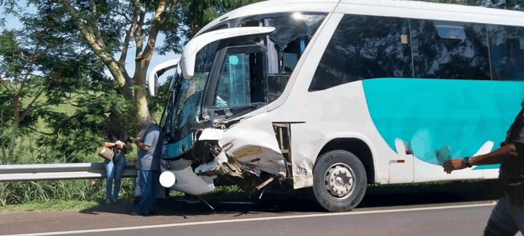 Ônibus foi atingido no lado esquerdo - Colab./Artesp