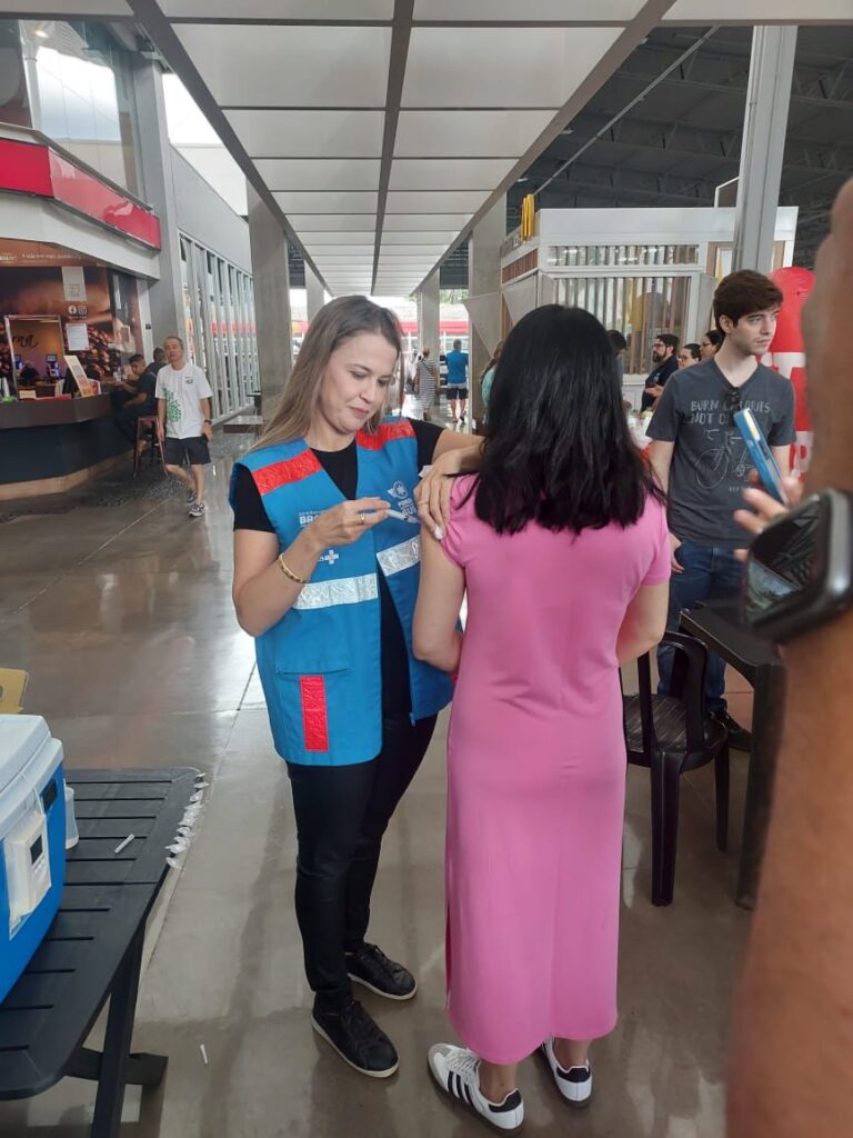 Médica e secretária da Saúde, Paloma Libânio, aplica vacina - Colab./Ass. de Imprensa
