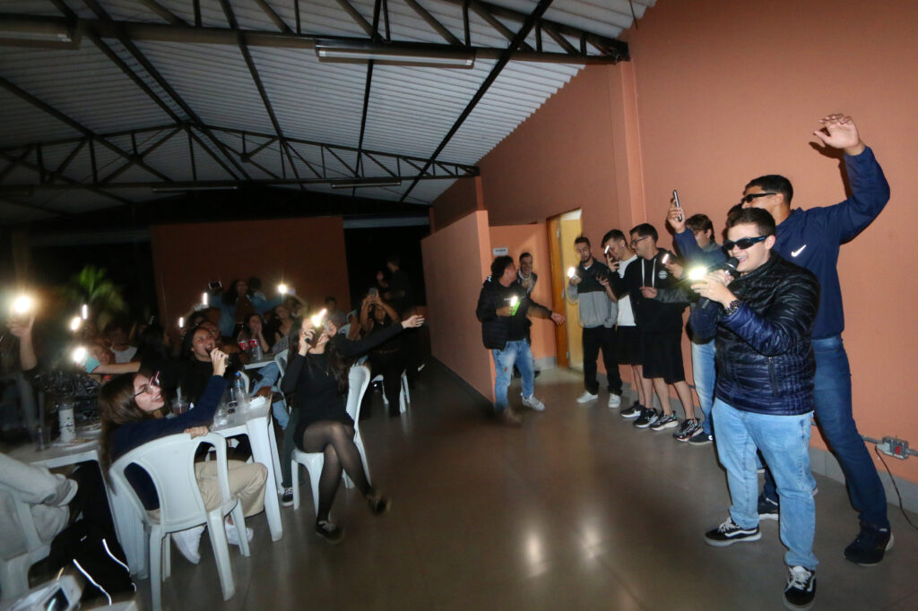 Alunos durante atividade usando a música para o entendimento - Colab./Ass. de Imprensa
