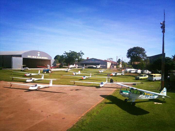 Planadores e outras aeronaves no Aeroclube de Marília - Reprod./Facebook