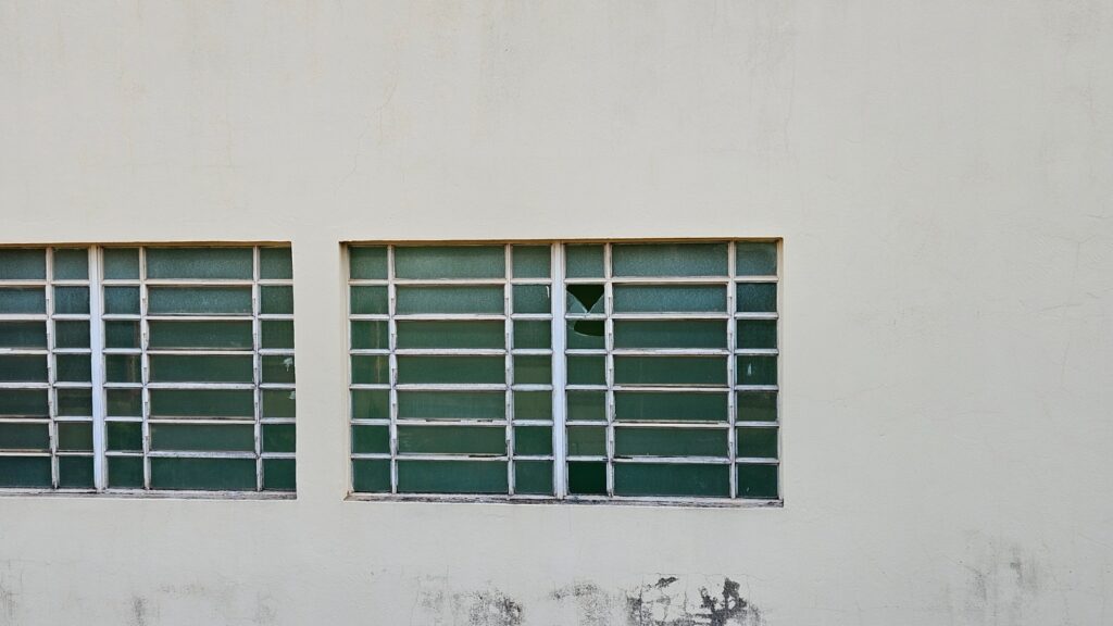 Vandalismo danificou janela de unidade escolar - Colab./Ass. de Imprensa