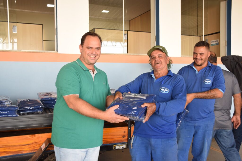 Servidores do SAAE recebem novos uniformes - Colab./Ass. de Imprensa