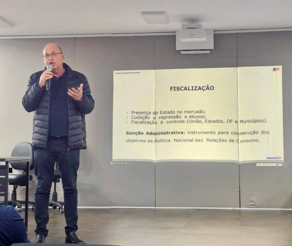 Representante do Procon durante treinamento em Bauru - Colab./Ass. de Imprensa