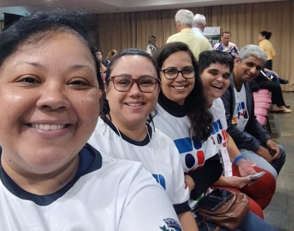 Vanilda (centro) e demais representantes na conferência - Colab./Ass. de Imprensa