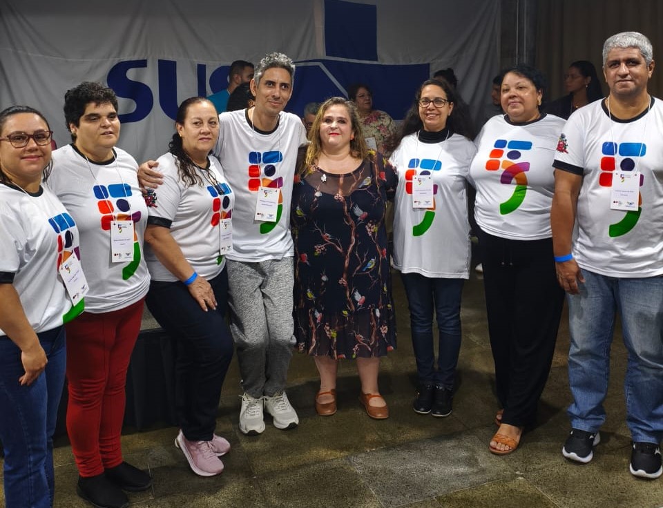 Fernanda Lou Sans Magano, presidenta do Conselho Nacional de Saúde (centro), com representantes de Marília - Colab./Ass. de Imprensa