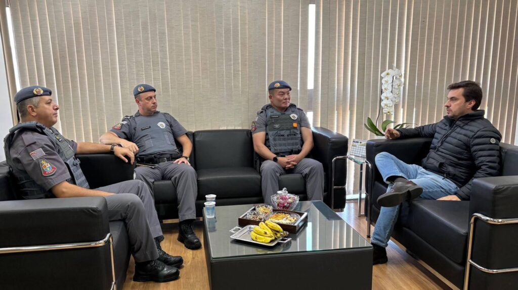 Vinicius Camarinha conversa com oficiais da Polícia Militar - Colab./Ass. de Imprensa