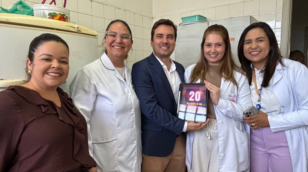 Vinicius e profissionais da saúde - Colab./Ass. de Imprensa