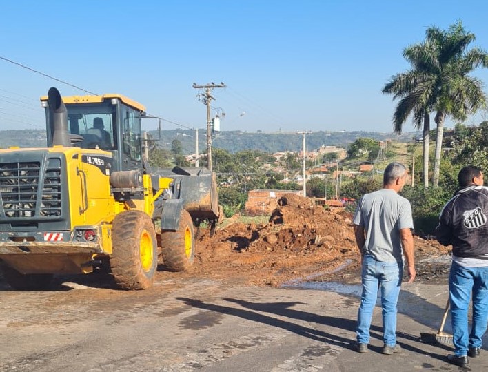 Operários trabalham em obra de estrada vicinal - Colab./Ass. de Imprensa