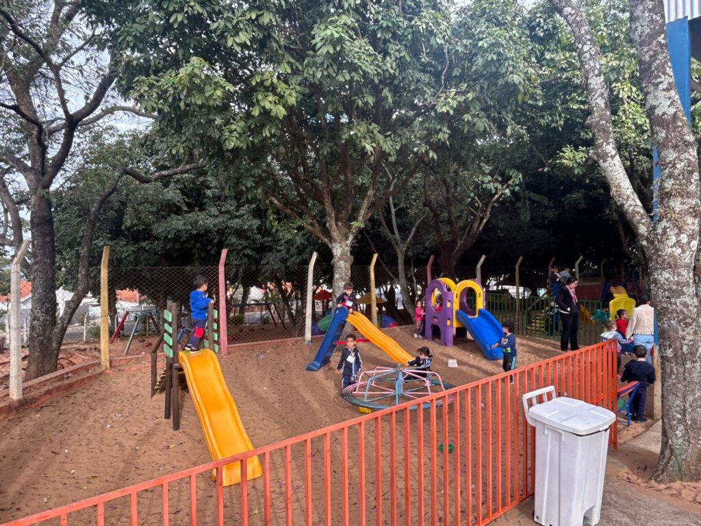 Crianças brincam em parque de escola - Colab./Ass. de Imprensa