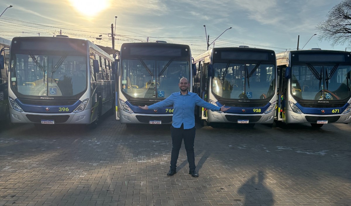 Prefeito Diogo Ceschim diante da nova frota - Colab./Ass. de Imprensa