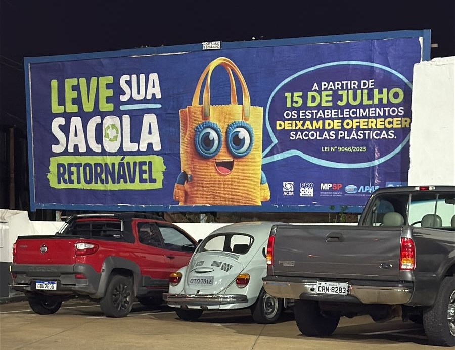 Outdoor com campanha sobre uso das sacolas - Colab./Ass. de Imprensa
