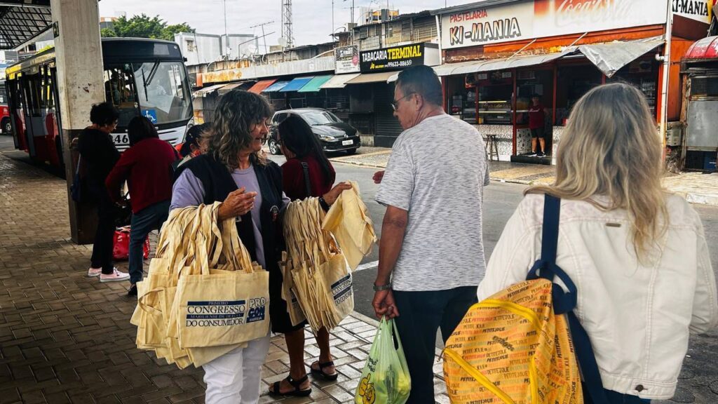 População está sendo orientada sobre uso de sacolas - Colab./Ass. de Imprensa