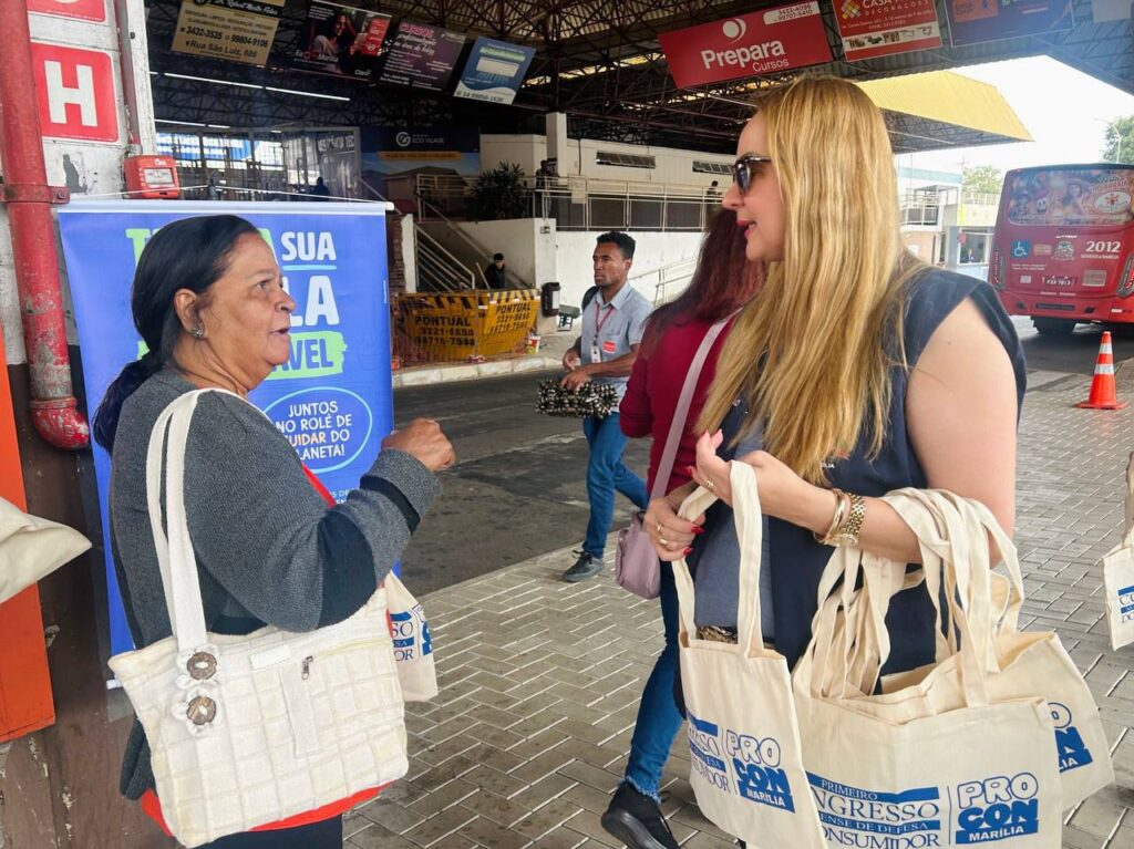 Diretora do Procon, Valquíria Galo conversa com mulher - Colab./Ass. de Imprensa