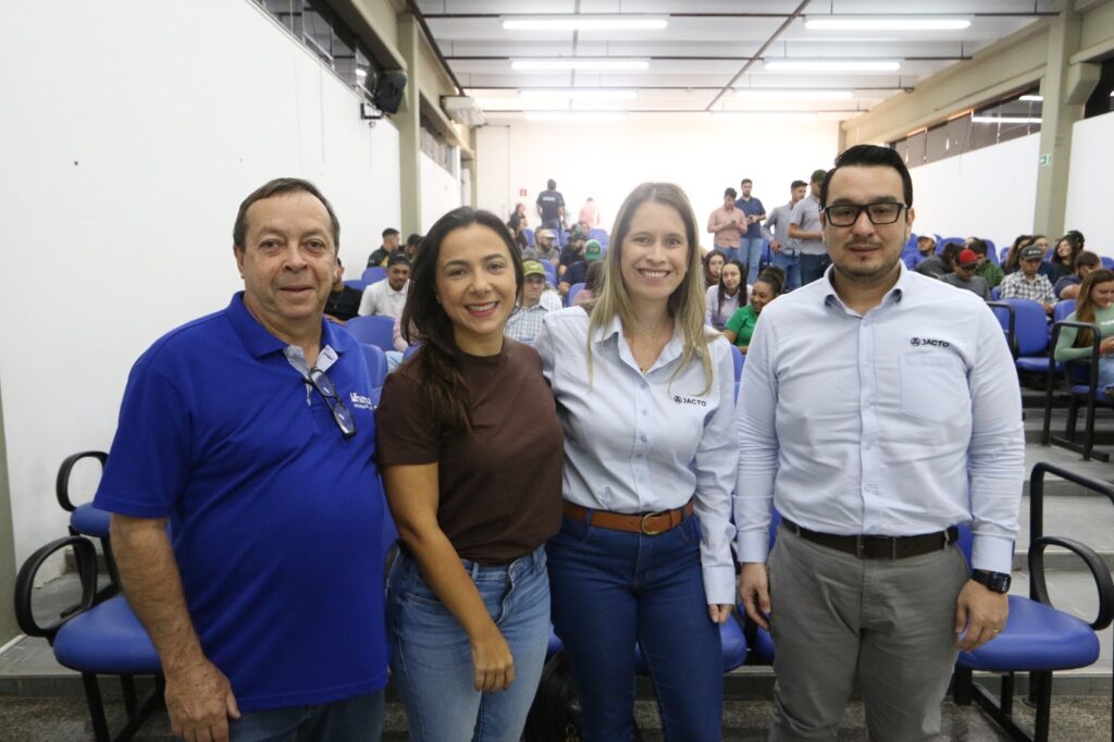 Fernanda Mesquita Serva com docentes da Unimar - Colab./Ass. de Imprensa