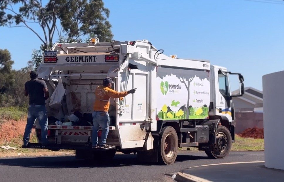 Caminhão da coleta de lixo em bairro de Pompeia - Colab./Ass. de Imprensa