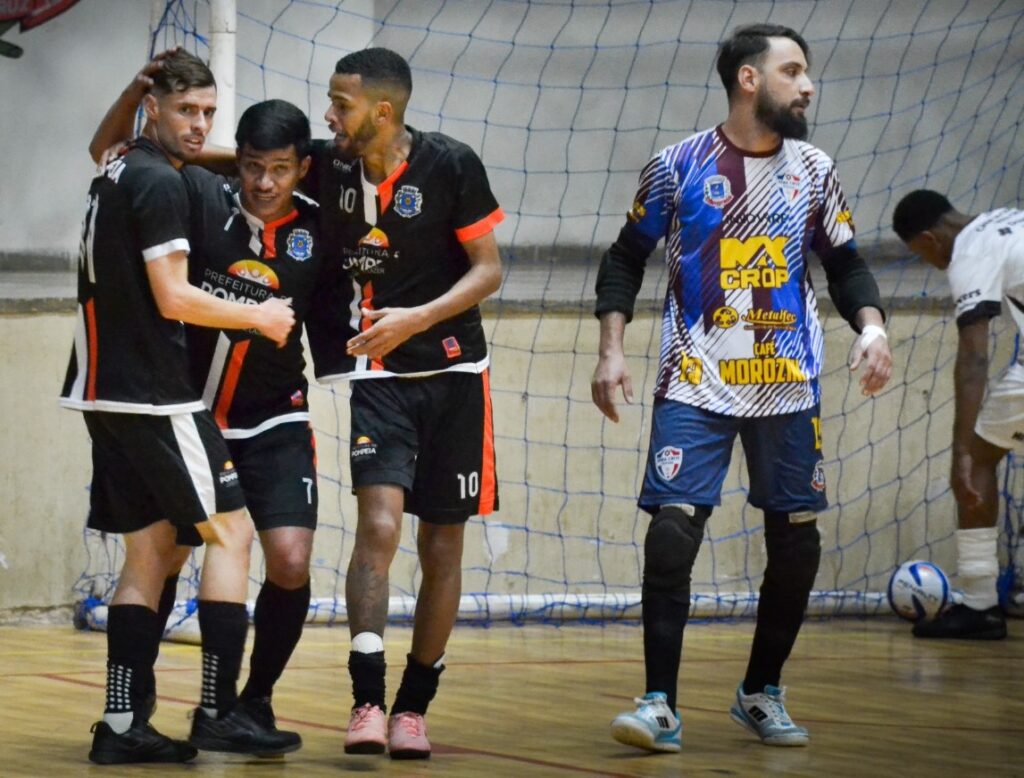 Atletas comemoram gol em partida - Colab./Ass. de Imprensa