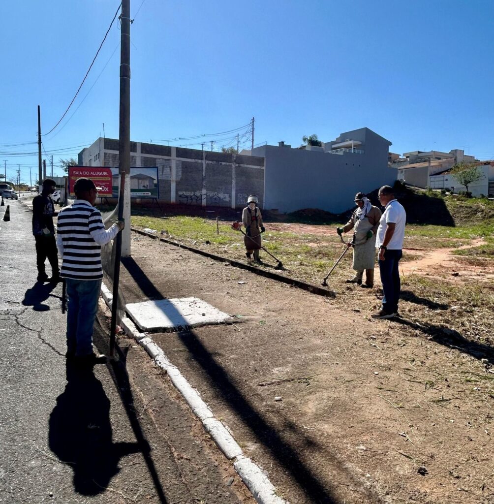 Serviço de limpeza é realizado na Via Expressa - Colab./Ass. de Imprensa