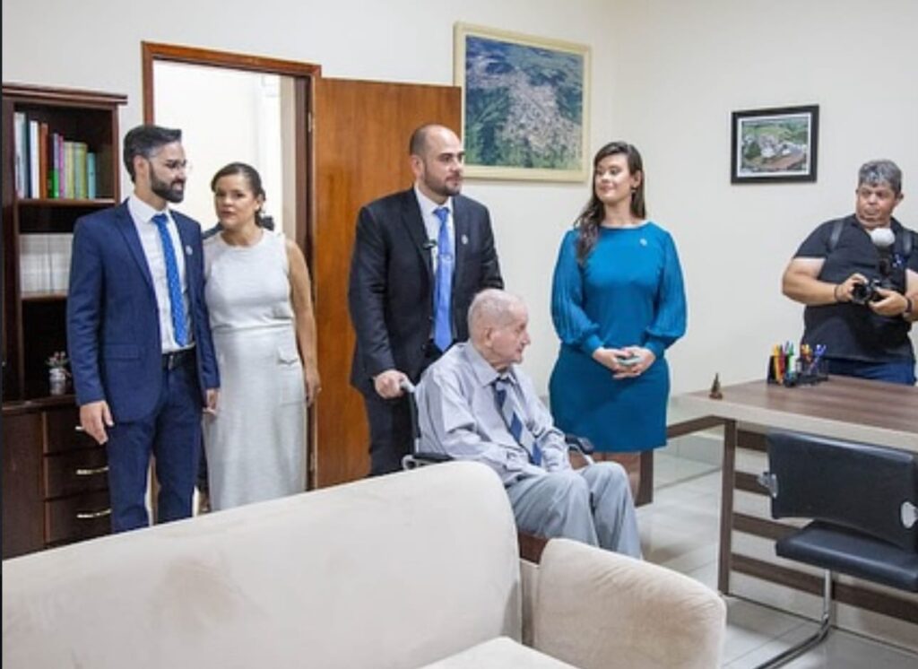 Diogo Ceschim e Carlos Rogério com Milton Pereira - Colab./Ass. de Imprensa