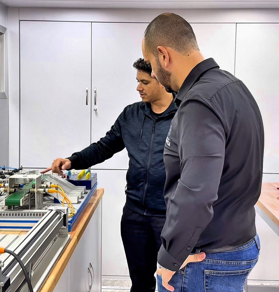 Prefeito Diogo Ceschim conhece o interior do Senai Móvel  - Colab. Ass. de Imprensa