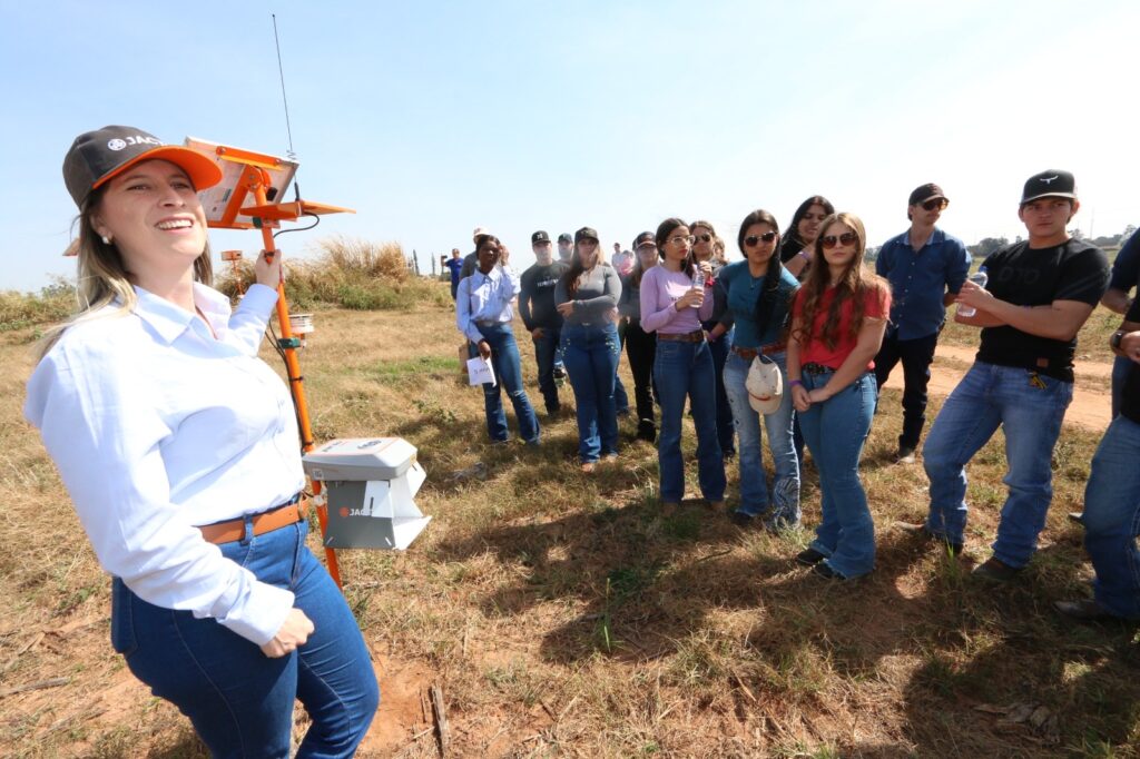 Alunos participam de atividade de campo - Colab./Ass. de Imprensa