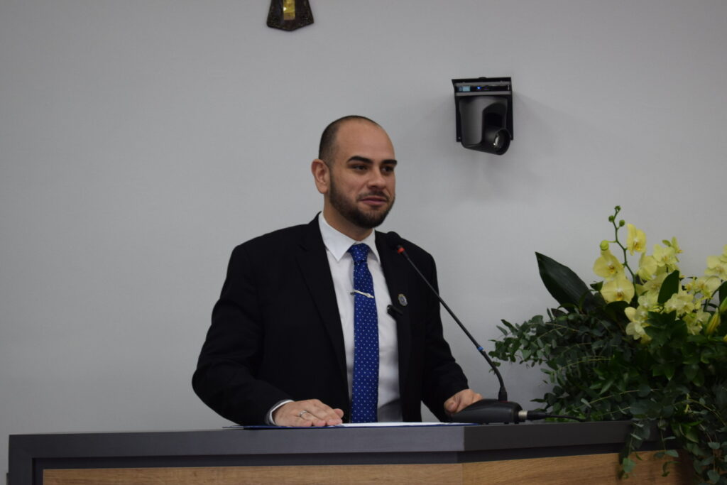 Prefeito Diogo Ceschim durante discurso na Câmara - Colab./Ass. de Imprensa