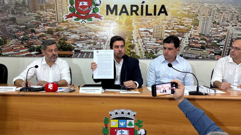 Prefeito Vinicius Camarinha exibe decreto - Colab./Ass. de Imprensa