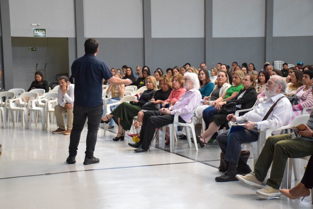 Eurico Vasconcelos apresenta palestra - Colab./Ass. de Imprensa