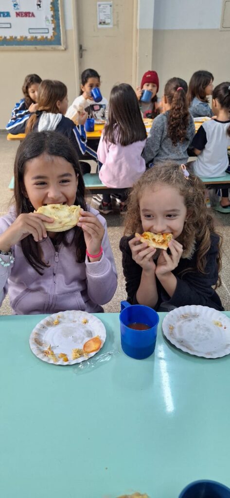 Crianças comem merenda especial em escola - Colab./Ass. de Imprensa