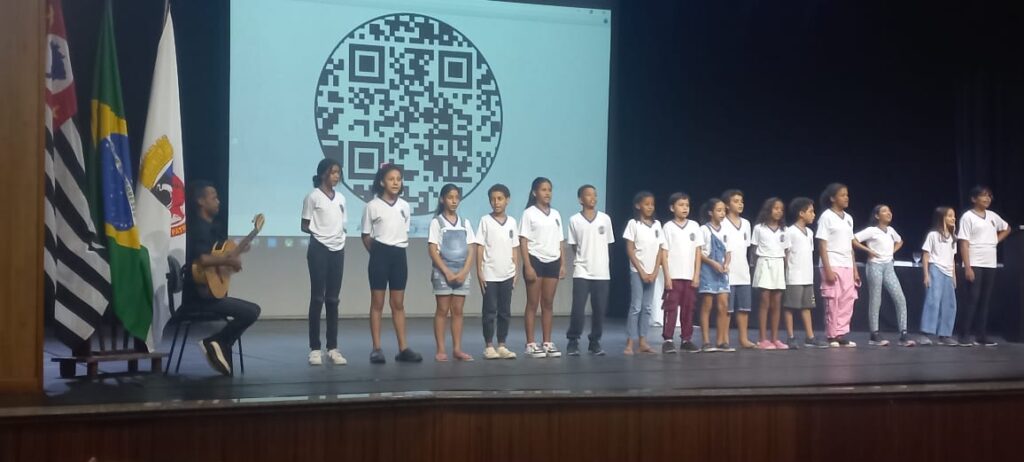 Crianças participam de apresentação durante conferência - Colab./Ass. de Imprensa